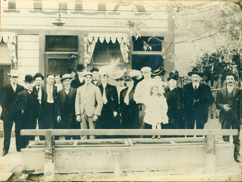 The wedding party of Mr. and Mrs. Joe Thomas, outside Billy Shannon's Villa, San Rafael, California, circa 1907 [photograph]