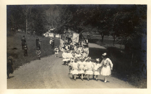 Students from Sausalito walk to the second annual May Day celebrations in Kentfield, California, May, 1910 [photograph]