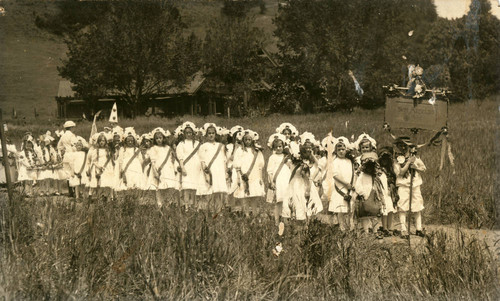 Portrait of the San Anselmo schoolchildren en route to the Kentfield May Day Celebration, circa 1911 [photographic postcard]