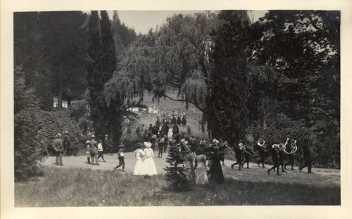 Marching band on its way to the second annual May Day celebrations in Kentfield, California, May, 1910 [photograph]