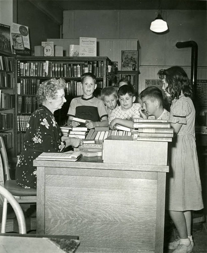 Children choose materials at the Kentfield-Ross Branch of the Marin County Free Library, circa 1952 [photograph]