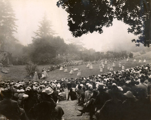 Mountain Theater audience viewing hula dancers during the 1937 Mountain Play, Thunder in Paradise, performed on Mount Tamalpais [photograph]