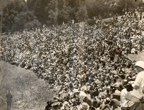 Audience for the sixth Mountain Play, Robin Hood and The Three Kings, Mount Tamalpais, 1918 [photograph]