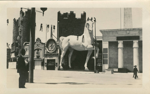 The theater housing Captain, the Educated Horse, and Madame Ellis, a mind-reader, at the 1915 Panama-Pacific International Exposition [photograph]