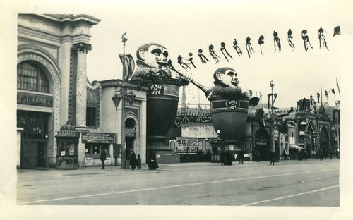 An entrance to “The Zone” at the 1915 Panama-Pacific International Exposition [photograph]