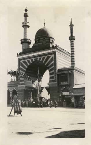 “Streets of Cairo” at “The Zone” at the 1915 Panama-Pacific International Exposition [photograph]