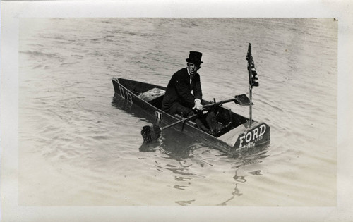 U.S. Lifesaving Service demonstration at the 1915 Panama-Pacific International Exposition [photograph]