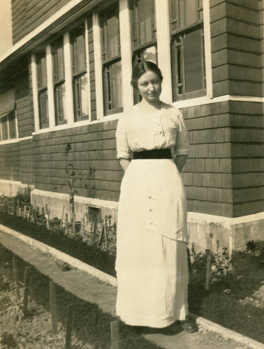 Emma Stanley (sister of San Quentin Prison doctor, Leo L. Stanley) near their San Quentin residence, circa 1915 [photograph]