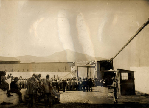 Prisoners gather to see actor H. B. Warner in a production of "Alias Jimmy Valentine" at San Quentin State Prison, Marin County, California, October 5, 1911 [photograph]