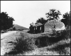 Ruins of a one-story adobe