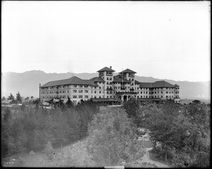 Exterior view of the Raymond Hotel in South Pasadena, ca.1905