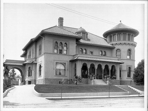 Unidentified house or apartment building on Wilshire Boulevard at Fareview Avenue, ca.1910