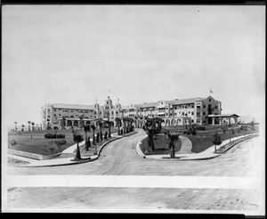 Exterior view of the Beverly Hills Hotel from the end of the driveway, ca.1910