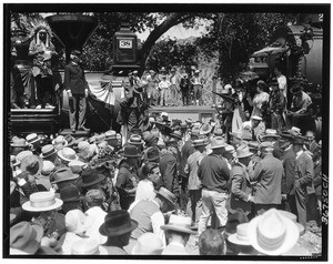 "Wedding of the rails", showing the crowd moving towards the center, 1926