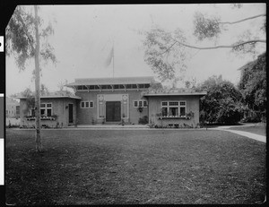 Exterior view of the Girls Collegiate School (Casa de Rosa) in Los Angeles, 1900-1910