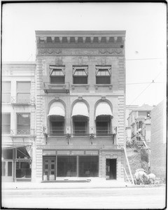 Exterior view of the University Club on the west side of Hill Street, north of Fourth Street, ca.1905