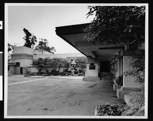 Close-up view of the courtyard of the Hollyhock House in Barnsdall Park