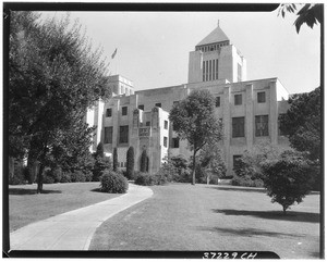 Exterior view of the Los Angeles Public Library from across a grassy field