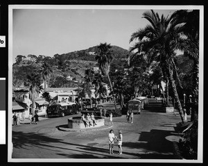 Tourists relaxing on Avalon's Crescent Avenue, Catalina Island