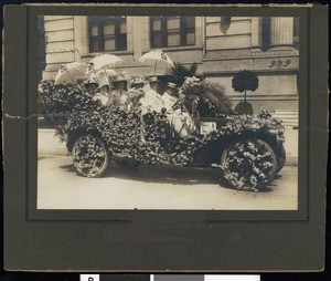 Packard automobile for the 1909 concention, decorated with 11,000 lavendar centurias, 1909