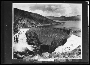Birdseye view of the Roosevelt Dam with Lake Meade in the background