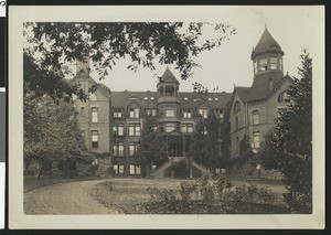 Exterior view of Saint Helen's Hall in Portland, Oregon