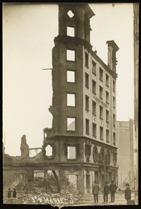 San Francisco earthquake damage, showing the ruins of the Hearst Building on 3rd and Market Street, 1906