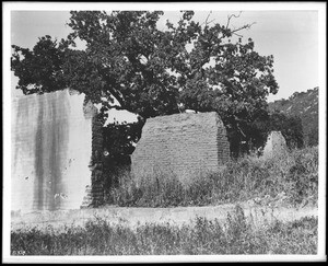 Ruins of an adobe in Santa Susana Pass, ca.1900