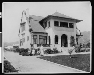 Exterior view the Lippincotts residence with a woman and children posing in front of it, Hollywood, ca.1905