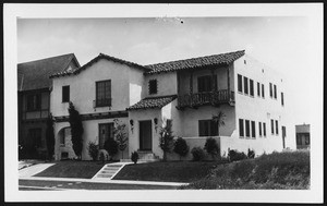 Exterior view of a local duplex residence located at 830-832 South Sycamore Avenue, 1927