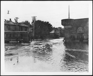 Flooded intersection of Seventh Street and Grand Avenue, 1910