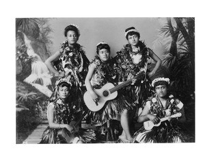 Group of 5 Hawaiian female musicians and dancers, 1907