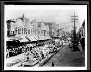 Elks' Parade in Santa Ana, showing floats from behind, 1910