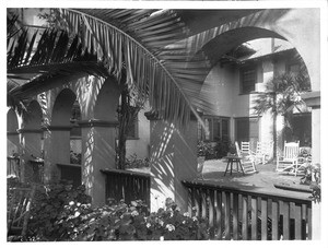 Patio courtyard of the residence of Mrs. Grebble, Orange Grove Avenue, Pasadena, ca.1900