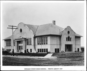 Exterior view of Oxnard Union High School, Ventura County, ca.1907