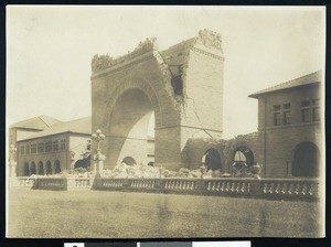 View of the Memorial Arch at Stanford University following the 1906 earthquake, Palo Alto, 1906-1907