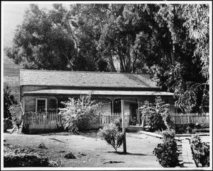 Exterior view an adobe house on Rancho El Refugio del Ortegas in Arroyo Hondo, 1937