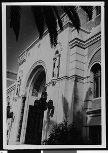 View of the entrance to the Doheny Library at the University of Southern California