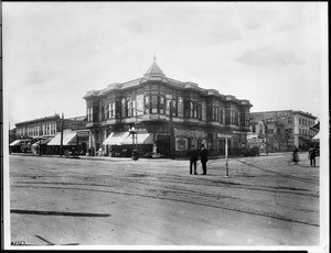 Exterior view of the Marsh-Strong Building on the southwest corner of Ninth Street and Main Street, 1912