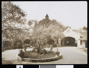 Exterior view of Hotel Wentworth Court in Pasadena, ca.1910