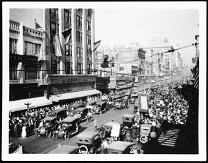 Cars jammed on Broadway and 6th Street in a peace celebration of the war's end, November 11, 1918