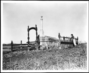 View of the monument of Luis Wolf, Temecula, ca.1900