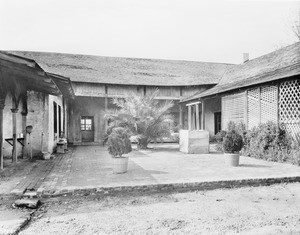 View of the courtyard at Pío Pico's residence on Whittier Road, Whittier, ca.1900