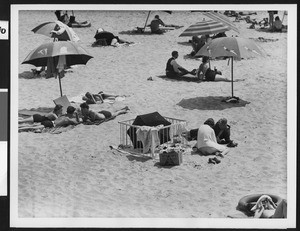 People on a Los Angeles county beach, ca.1940