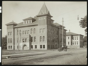 Exterior view of a high school in Eugene, Oregon