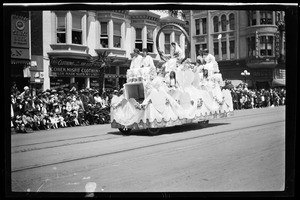 Float decorated with hearts in the Fiesta de Los Angeles parade, ca.1915