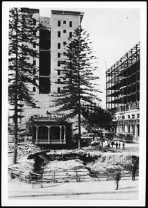 Main Street and 4th Street, showing Hellman residence being moved, 1904