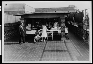 Los Angeles County General Hospital patients and staff on Roof 420, ca.1925