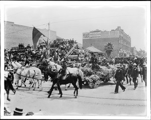 La Fiesta Parade between Broadway and Sixth Street showing President McKinley, Los Angeles, ca.1901