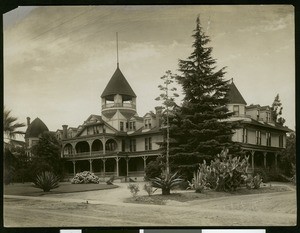 Hotel Palomares, showing the landscaped yard, ca.1904